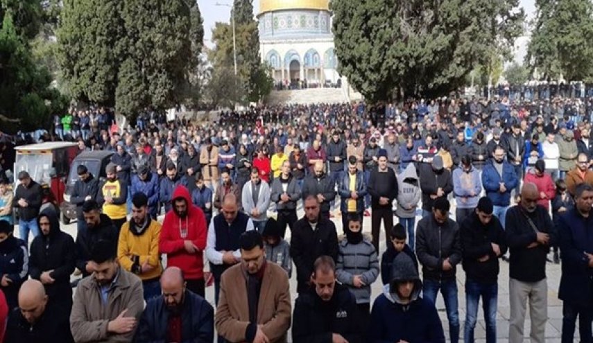 الفلسطينيون يحتجون ضد 'صفقة ترامب' ويصلون بالأقصى رغم الانتهاكات 