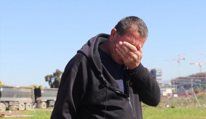 الصهاينة اقتلعوه من ارضه وهدموا منزله.. شاهد دموع توفيق 