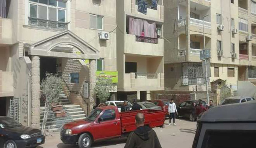 جريمة غامضة.. مقتل أسرة وطفل بيده حل اللغز (صور)
