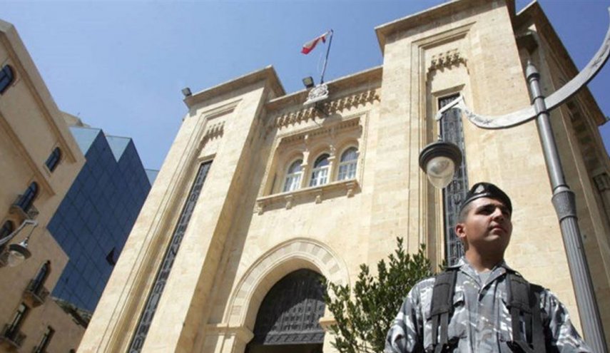 شاهد..ضرب النواب من قبل المحتجين رفضا لانعقاد جلسة منح الثقة في لبنان
