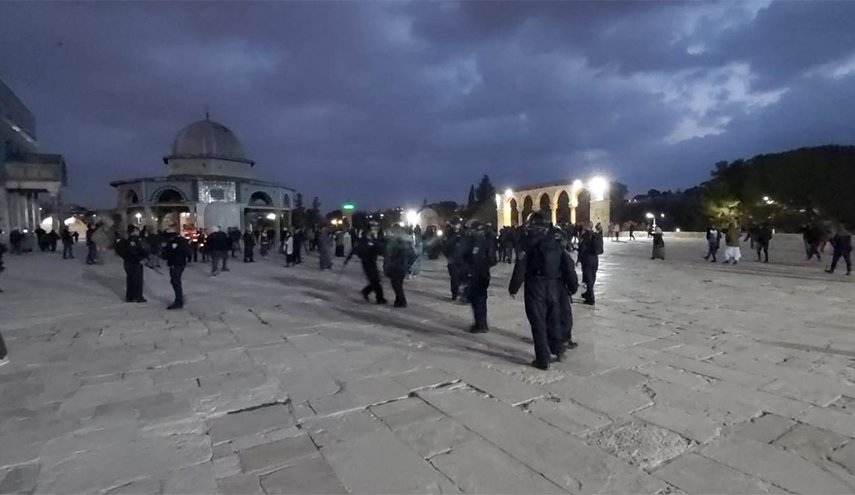 عقب صلاة الفجر.. الاحتلال يعتدي على المصلين