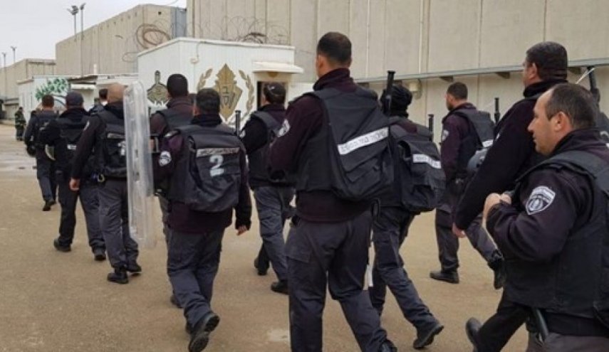 الكيان الصهيوني يعزل أسيرا في سجن نفحة بعد القاء خطبة الجمعة