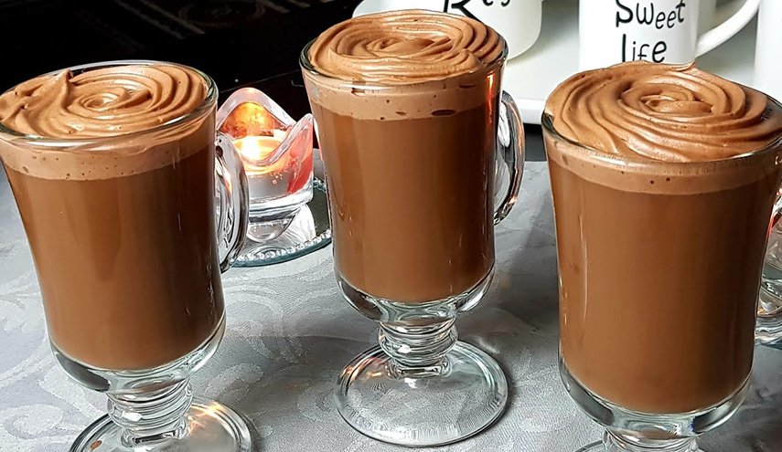 الشوكولاتة الساخنة تعزز قدرة المشي لدى كبار السن
