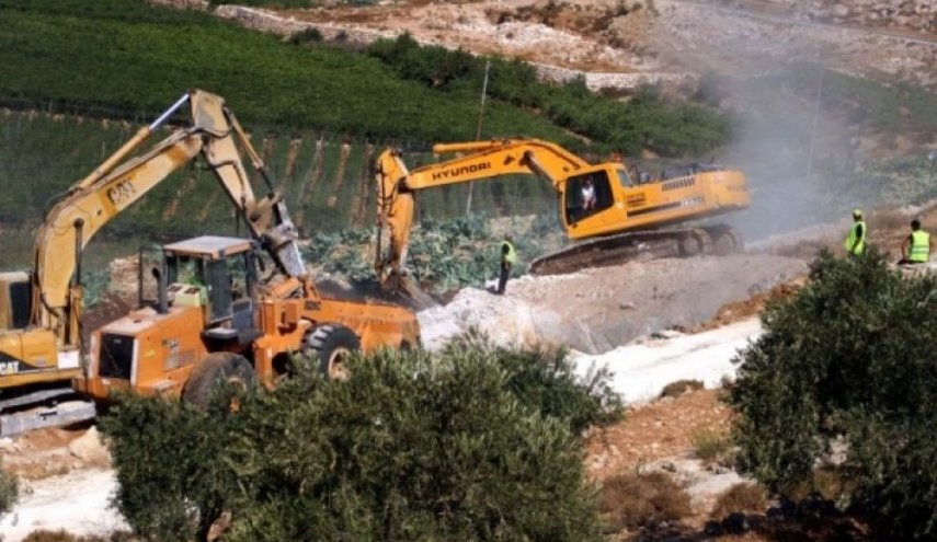 جرافات الاحتلال تجرف أراضي الفلسطينيين في القدس