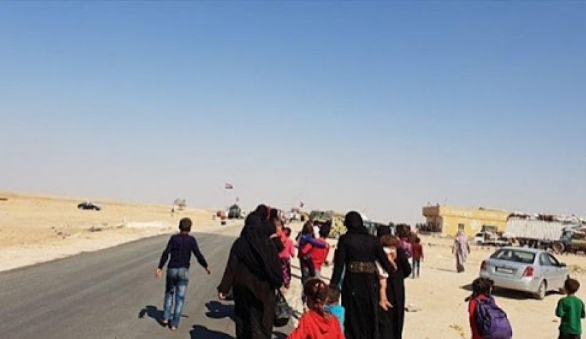 خروج عائلات عبر الممر الإنساني غرب معرة النعمان بريف إدلب
