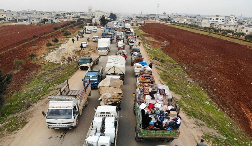 عوائل معرة النعمان يدخلون مدينتهم والجيش يفتح الممر الانساني