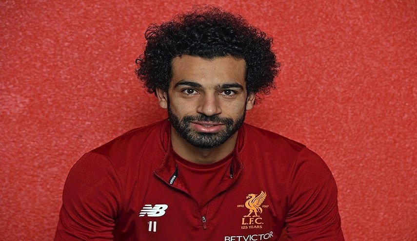 شاهد.. تصرف إنساني من محمد صلاح مع طفل سوري فقد إحدى ساقيه