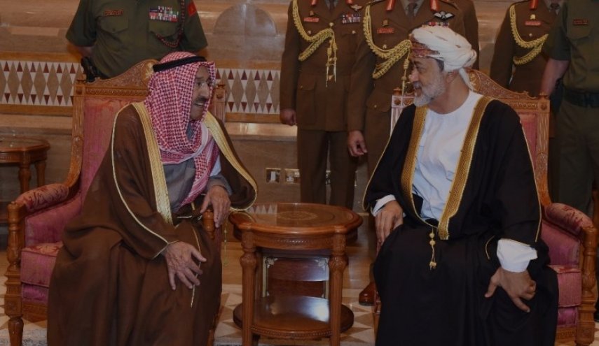 سلطان عمان يهاتف أمير الكويت..ماذا دار بينهما؟

