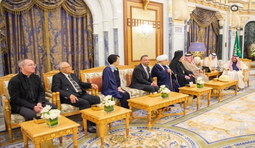 شاهد لأول مرة.. حاخام إسرائيلي في قصر الملك سلمان!