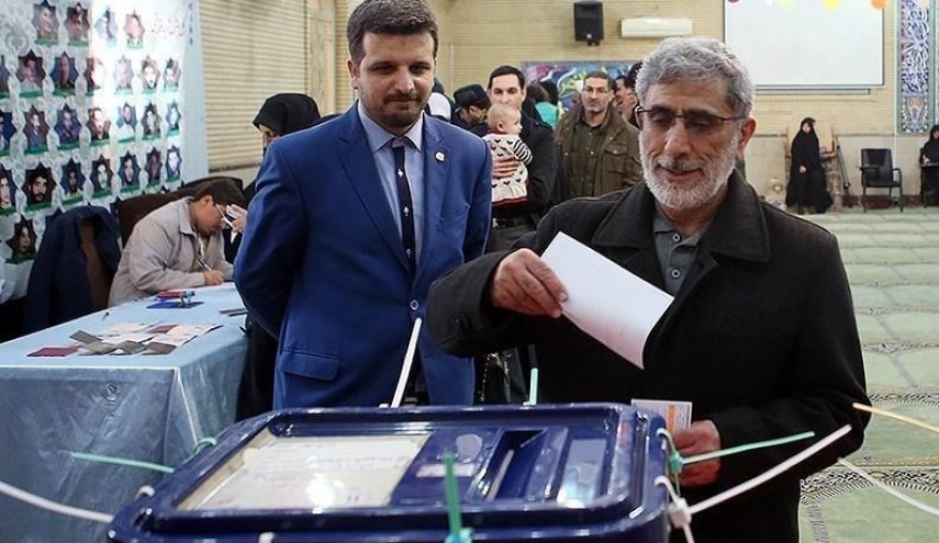 بالصور .. قائد فيلق القدس يدلي بصوته في الانتخابات