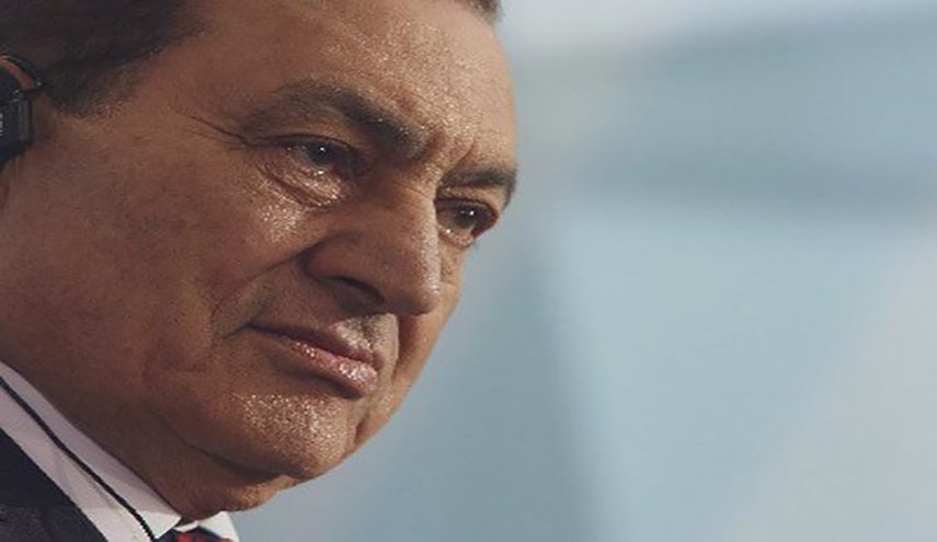 مبارك في العناية المركزة اثر وعكة صحية
