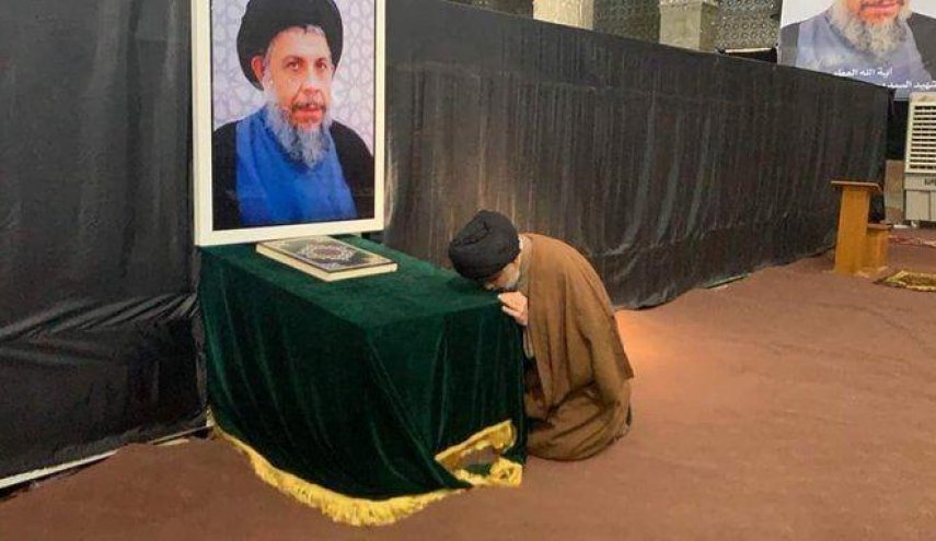 بالصورة.. مقتدى الصدر يزور أباه وعمه بالنجف الاشرف