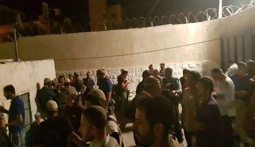 مواجهات عنيفة إثر اقتحام المستوطنين لقبر يوسف (ع)