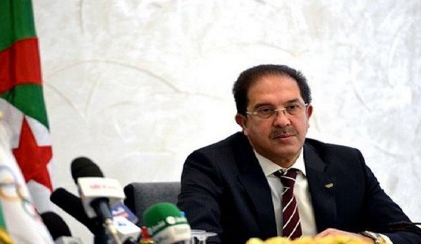 مسؤول رياضي جزائري يثير سخطا واسعا بعد وقوفه لنشيد 