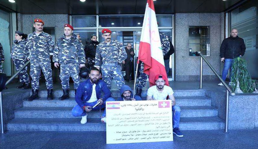 عريضة لبنانية إلى سويسرا لإسترداد الأموال المهربة