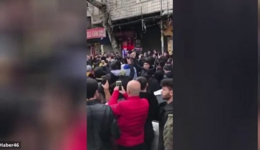 أتراك يعتدون بالضرب على سوري يعاني من إعاقة