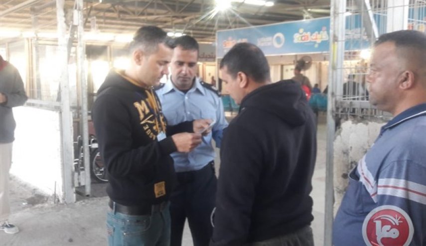 الكيان يبعد اسيراً محرراً من الخليل لغزة