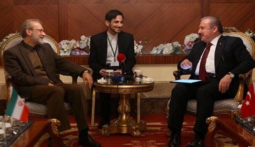 لاريجاني ونظيره التركي يؤکدان ضرورة اتخاذ تدابير سياسية لحل الازمة في ادلب