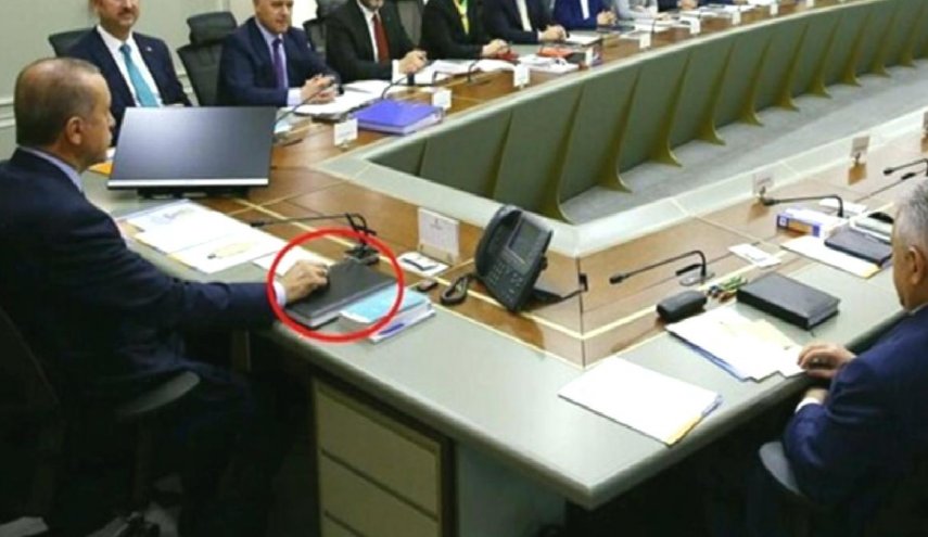 الكشف عن سر دفتر أسود يرافق أردوغان في كل مكان