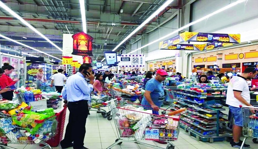 التجارة القطرية تدعو المواطنين لعدم تخزين المواد الغذائية 