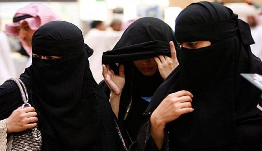 سعودي ينقض على زوجته في الشارع ويطعنها حتى الموت