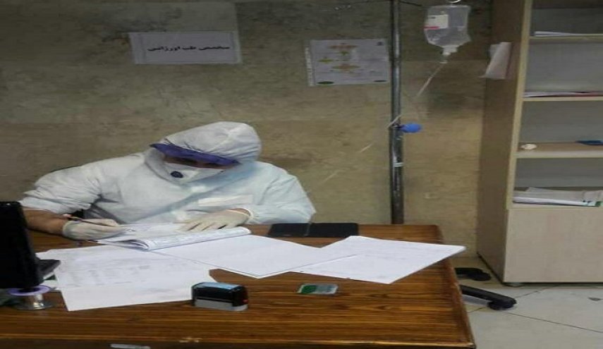 صورة.. طبيب إيراني يواصل عمله رغم وصله 