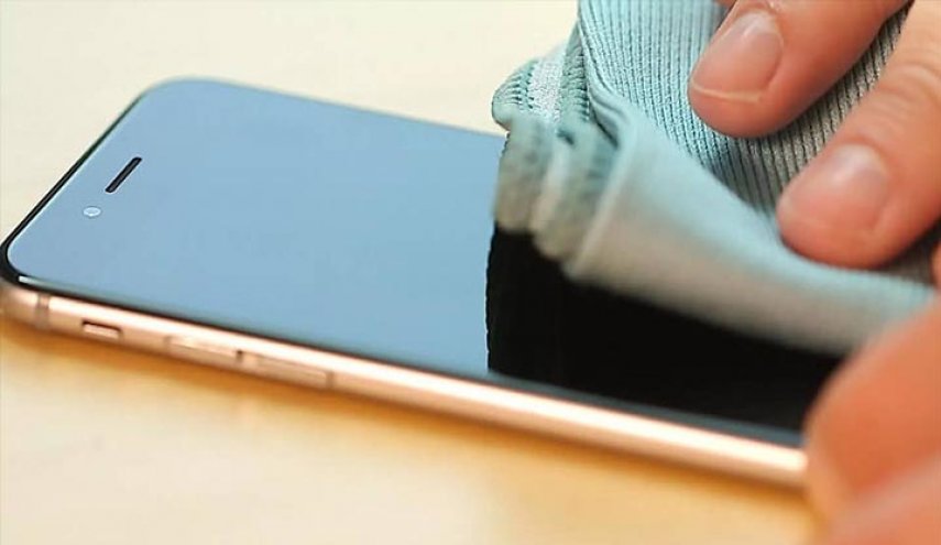تعرف على طريقة تنظيف شاشة الهاتف دون الإضرار بها 