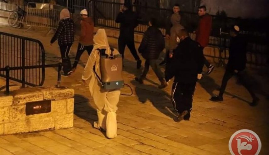 شاهد..محافظة القدس تقوم بتعقيم شوارع المدينة