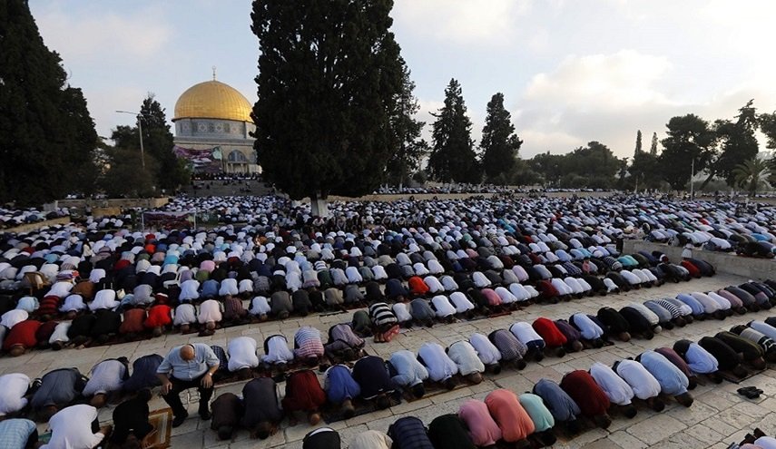 فرض غرامات مالية علی المصلين المتجمعين في ساحات المسجد الاقصی