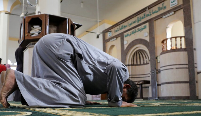 مصر تغلق 4 مساجد وتحسم الجدل حول فرض حظر التجول 