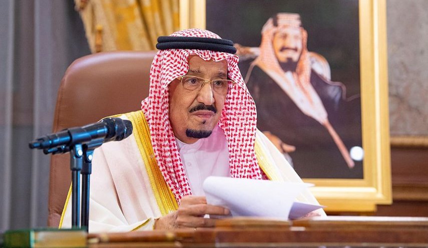 كورونا ينزل الملك السعودي من على الشجرة