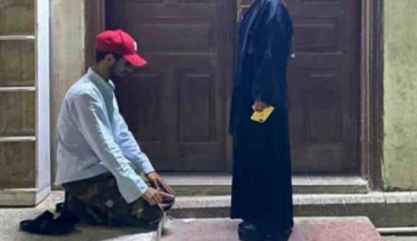“شاب يسجد لفتاة” يفجر غضبا في السعودية