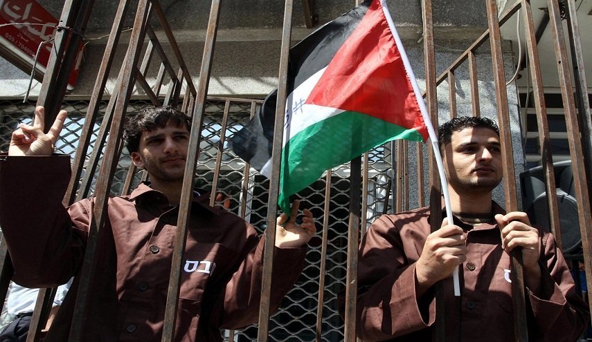 الأسرى الفلسطينيين يبدأون غدًا إغلاق الأقسام وإعادة وجبات الطعام
