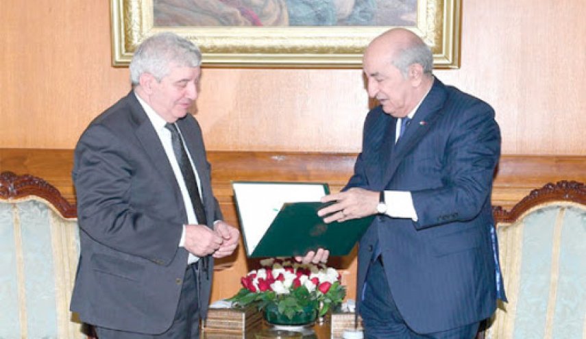 الرئيس الجزائرى يتسلم المشروع التمهيدي للتعديلات الدستورية