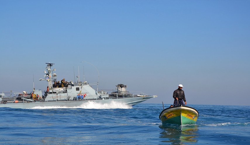 بحرية الاحتلال تصيب صياداً فلسطينيا قبالة بحر غزة