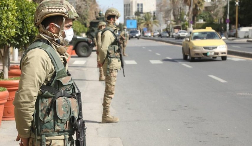 رغم اعاقتها.. فتاة اردنية ترمى في الشارع بسبب ’كورونا’
