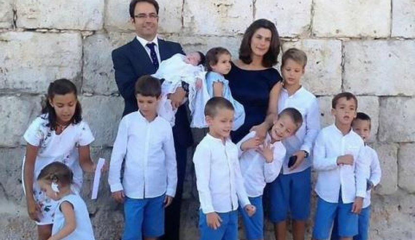 اصابة 11 طفلا من عائلة واحدة بكورونا في اسبانيا
