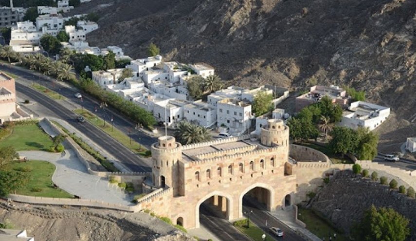 الشرطة العمانية تعلن عزل مسقط صحيا