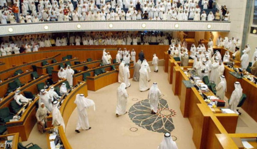 الكويت..نواب يرحبون بفكرة خفض الرواتب الكبيرة 