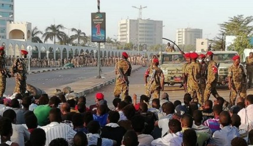 أنصار البشير يتظاهرون شرق السودان ويطالبون بإسقاط الحكومة