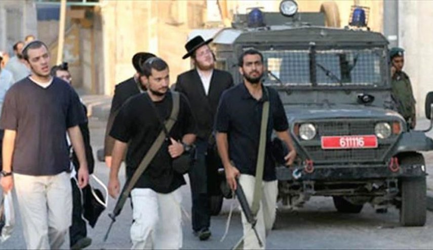 مستوطنون يعتدون على مزارعين فلسطينيين في  الخليل