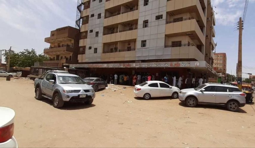 أزمة الخبز والوقود والغاز تهزم حظر التجول في السودان
