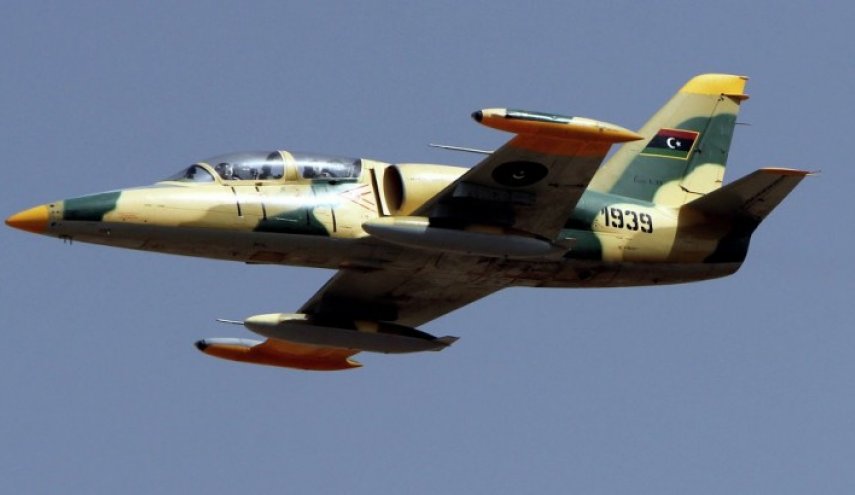 طيران حفتر يقصف مواقع شرقي مصراتة
