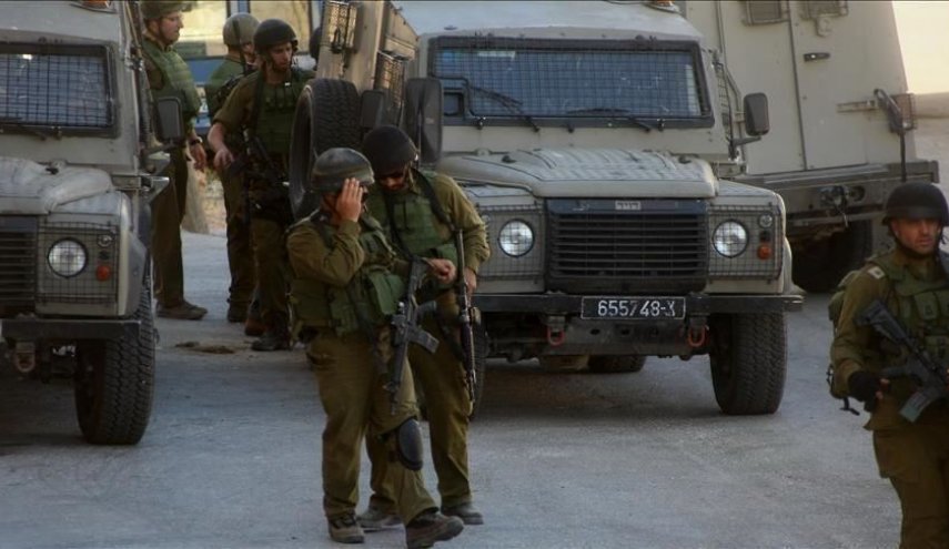 قوات الاحتلال تعتقل 4 فلسطينيين بينهم أسير محرر
