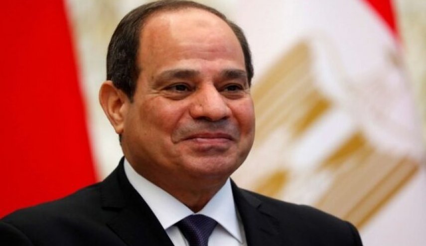 مزاح السيسي مع ضابط بالجيش يشعل وسائل التواصل (صورة)