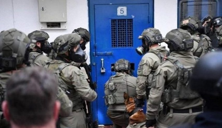 نقل أسير فلسطيني مريض إلى المستشفى نتيجه تدهور صحته