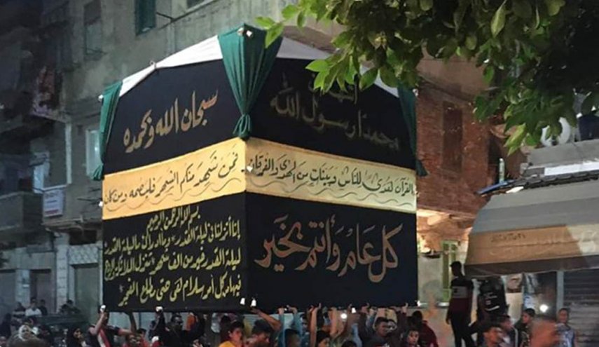 مصر تعاقب منظمي مسيرة مجسم الكعبة لخرقهم الحظر