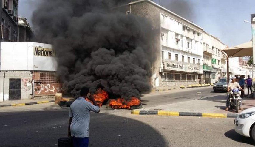 احتجاجات في عدن تطالب برحيل دول تحالف العدوان وأطرافهم 