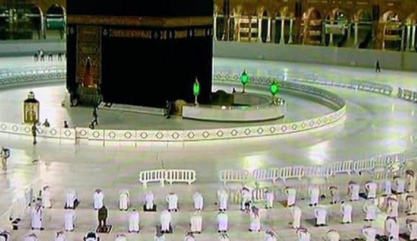 شاهد..السعودية تطبق التباعد بين المصلين بالحرم المكي