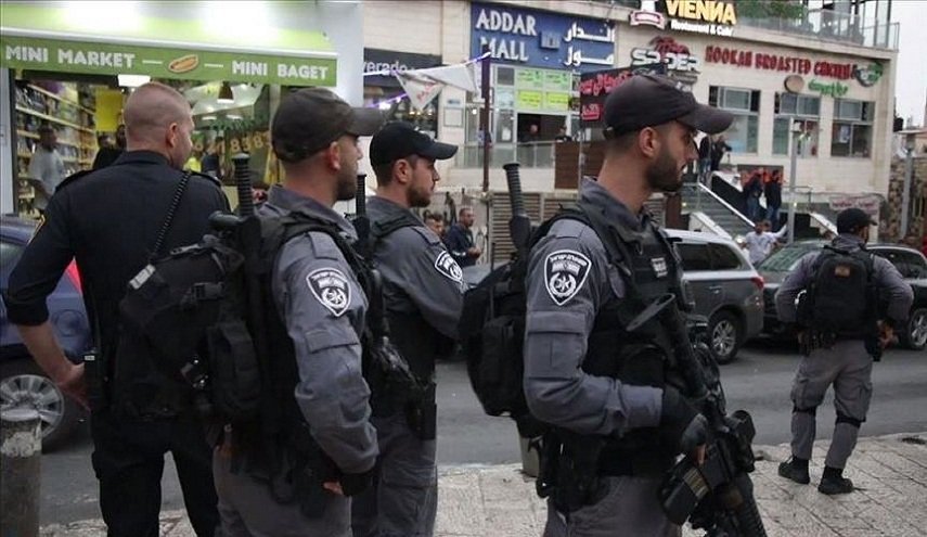 الاحتلال يعتقل شبانا بالضفة والقدس ويخالف مصلين قرب الأقصى
